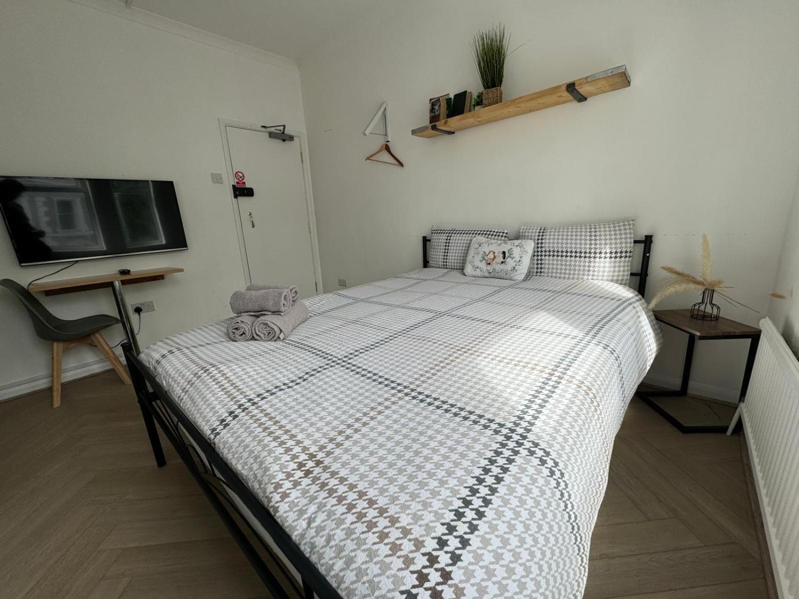 Newly Renovated Studios & Ensuite Rooms! - Camberwell Лондон Екстериор снимка