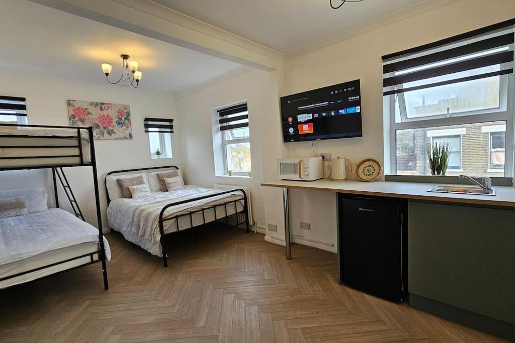 Newly Renovated Studios & Ensuite Rooms! - Camberwell Лондон Екстериор снимка