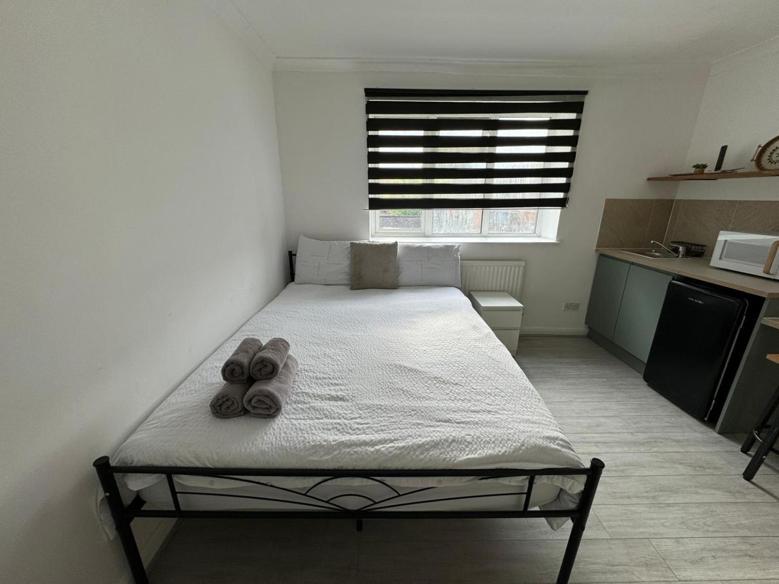 Newly Renovated Studios & Ensuite Rooms! - Camberwell Лондон Екстериор снимка